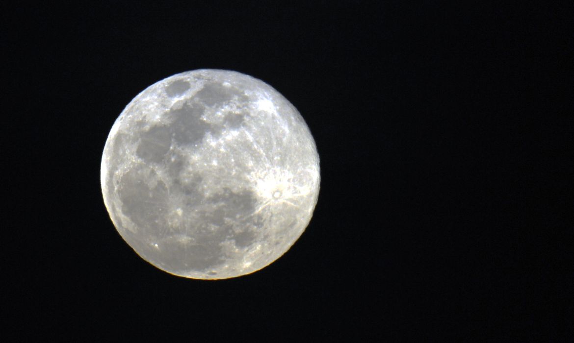 Ir para  <p><big>A noite desta quarta-feira (30) ser&aacute; de Superlua Azul. A&nbsp;<em>Blue Moon&nbsp;</em>- &nbsp;termo utilizado para a segunda lua cheia do m&ecirc;s - ter&aacute;, hoje, uma...